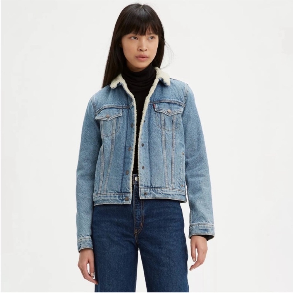 NWT LEVIs Womens Original Sherpa
Trucker Jacket